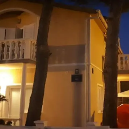 Emily Apartment Vir